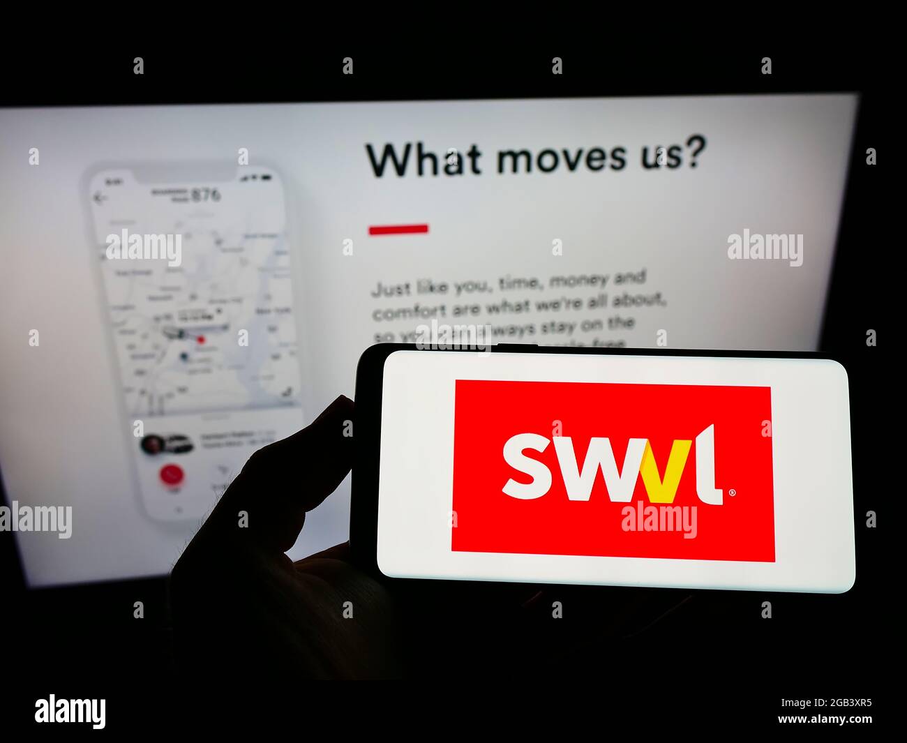 Person, die ein Smartphone mit dem Logo des Verkehrsunternehmens SWVL Technologies Inc. Auf dem Bildschirm vor der Website hält. Konzentrieren Sie sich auf die Telefonanzeige. Stockfoto