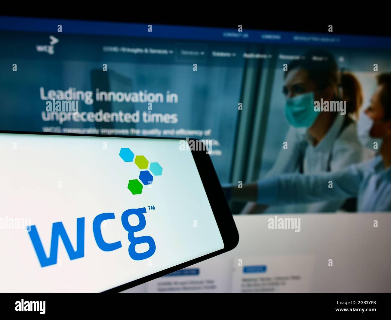 Mobiltelefon mit Logo der Firma WIRB-Copernicus Group Inc. (WCG Clinical) auf dem Bildschirm vor der Website. Konzentrieren Sie sich auf die Mitte rechts des Telefondisplays. Stockfoto