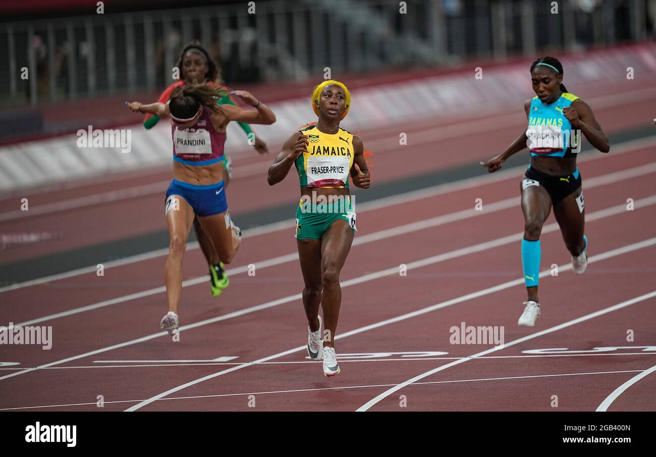 2. August 2021: Shelly-Ann Fraser-Pryce während 200 Meter für Frauen bei den Olympischen Spielen in Tokio, Olympiastadion in Tokio, Tokio, Japan}. Kim Price/CSM Stockfoto