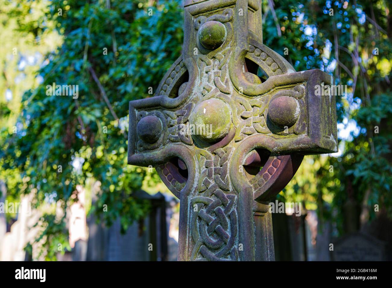 Gotischer Friedhof mit Gräbern im Boden und Grabsteinen in Form keltischer Kreuze Stockfoto