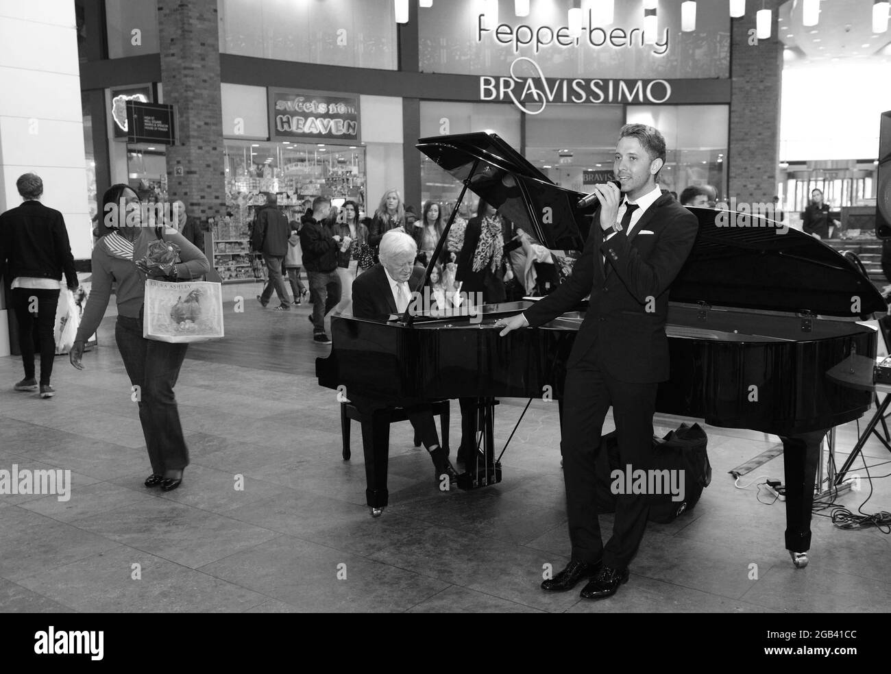 Sänger Jordan Williams und Jazzpianist Brian Dee unterhalten sich im Touchwood Shopping Center, Solihull, Großbritannien, Großbritannien Stockfoto