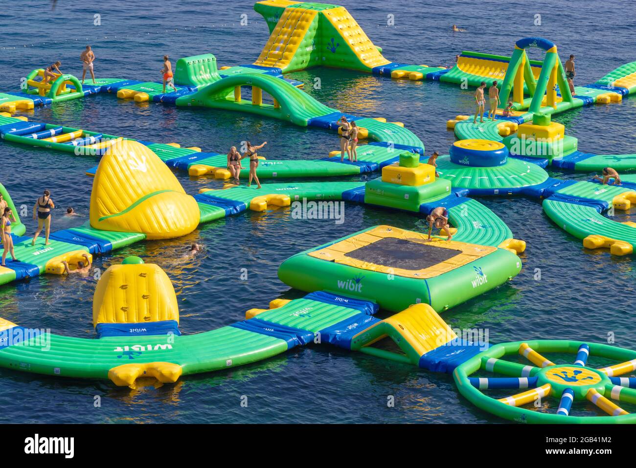 Aufblasbarer Wasserpark in Bol Stadt, Insel Brac, Kroatien Stockfoto