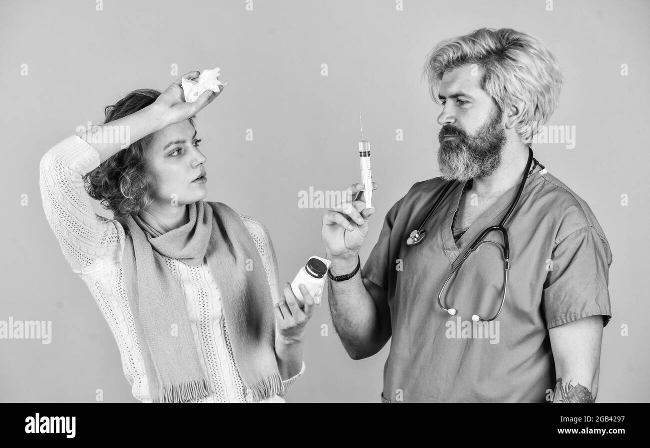 Was scheint ein Problem zu sein. Gesundheitswesen und Medizin. Arzt und Patient. Einnahme von verschreibungspflichtigen Medikamenten. Sprechen Sie mit den Medikamenten des Patienten. Behandlungsmethode Stockfoto