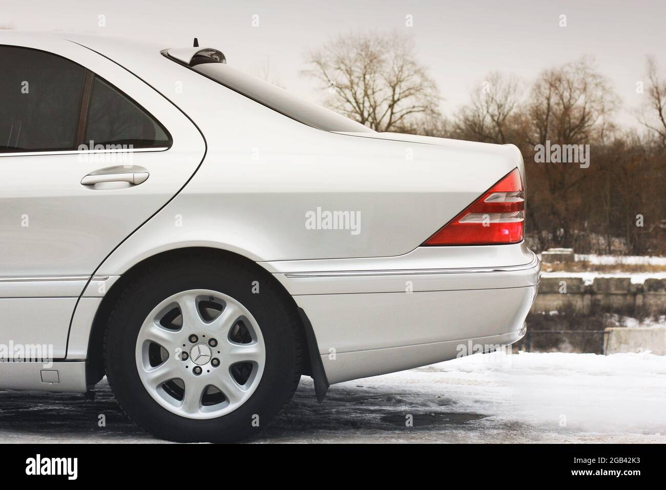 Tschernihiv, Ukraine - 22. November 2018: Mercedes-Benz S-Klasse im Winter. Die Rückseite des Autos Mercedes Stockfoto