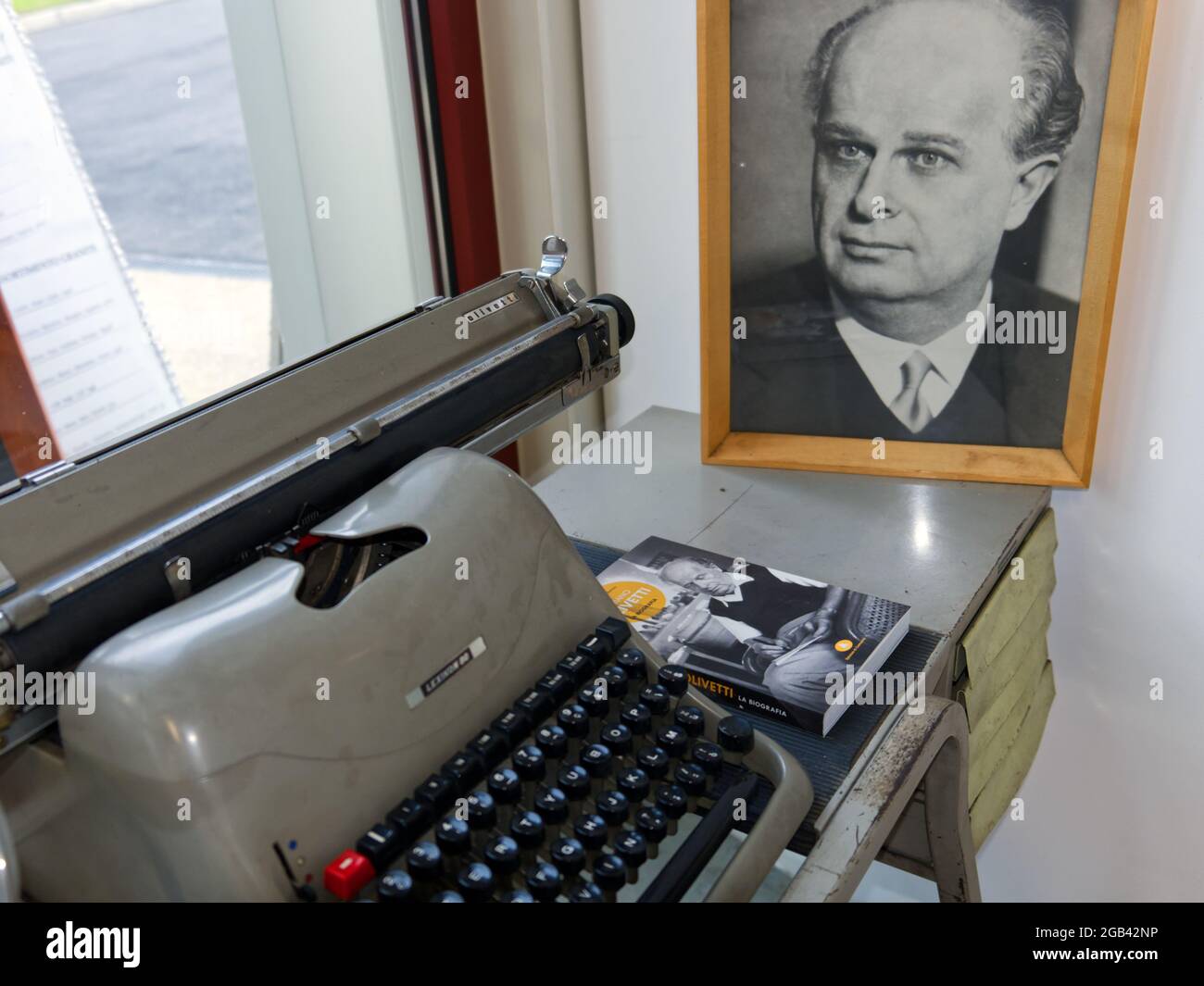 Bairo, Italien - 6. juli 2021: Foto des italienischen Geschäftsmannes Adriano Olivetti vor der Schreibmaschine Lettera 22 Stockfoto