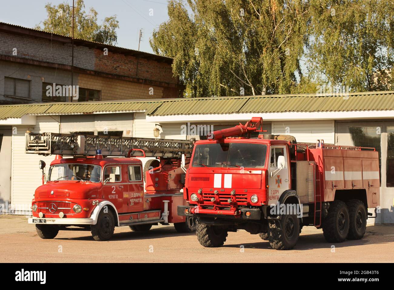 Tschernihiv, Ukraine: 31. Juli 2019: Alter Mercedes-Feuerwehrwagen. Zwei Feuerwehrfahrzeuge. Kamaz Stockfoto