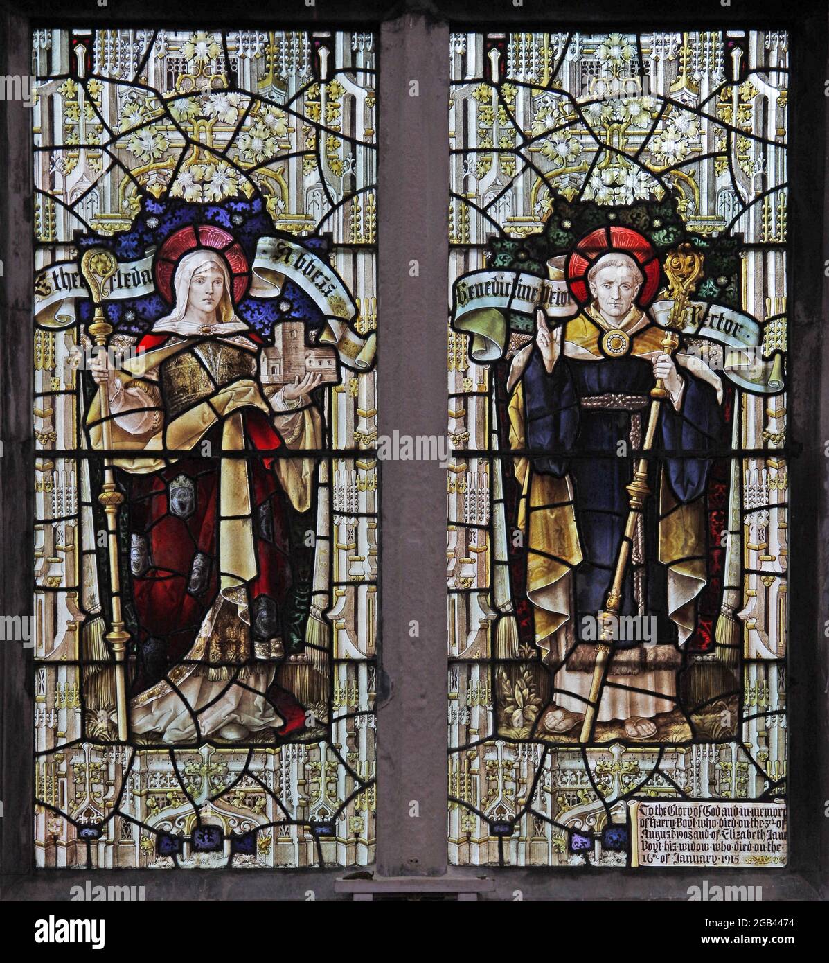Buntglasfenster von Percy Bacon & Brothers mit der Darstellung der St. Ethelfreda und eines Benediktiners, der Lady St. Mary Church, Wareham, Dorset Stockfoto