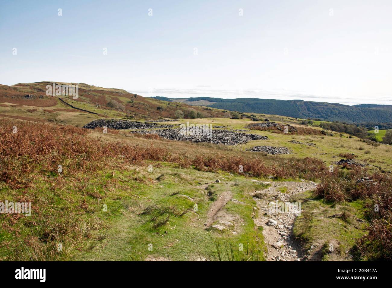 Blick auf alte Steinbrüche aus der Nähe des Walna Scar Rd Coniston Lake District Cumbria England Stockfoto