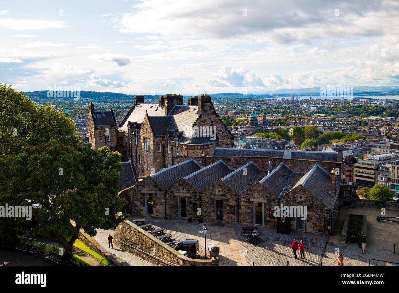 Verschiedene Ansichten von Edinburghs grossem Spukschloss, Passagen, Ecken, Mausoleen, Kirchen und Kapellen, Stallungen, Verteidigungsmauern und Blick auf die c Stockfoto