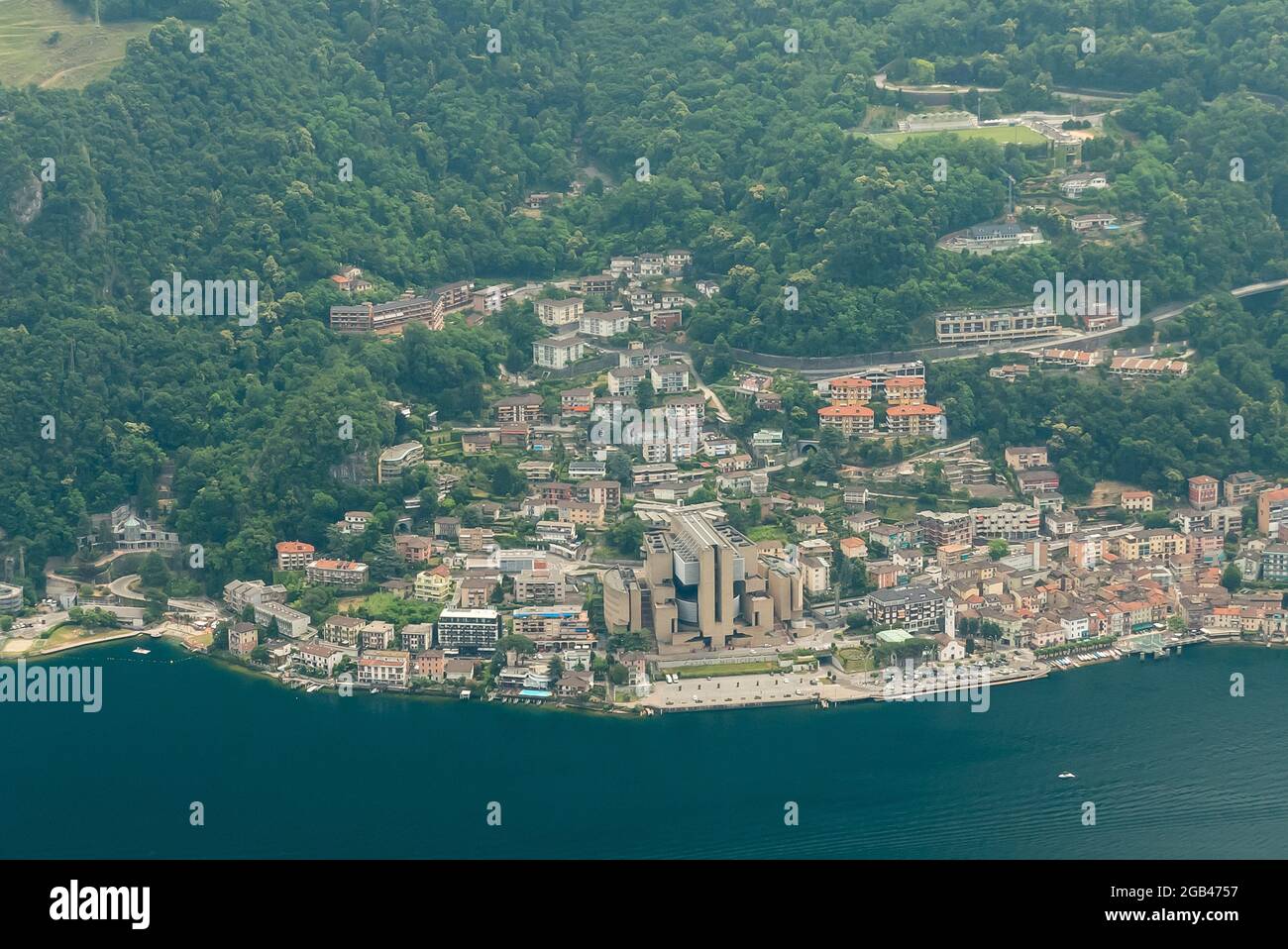 Lugano in der Schweiz: Blick auf die italienische Exklave Campione D'Italia und das Casino, vom Monte San Salvatore aus Stockfoto