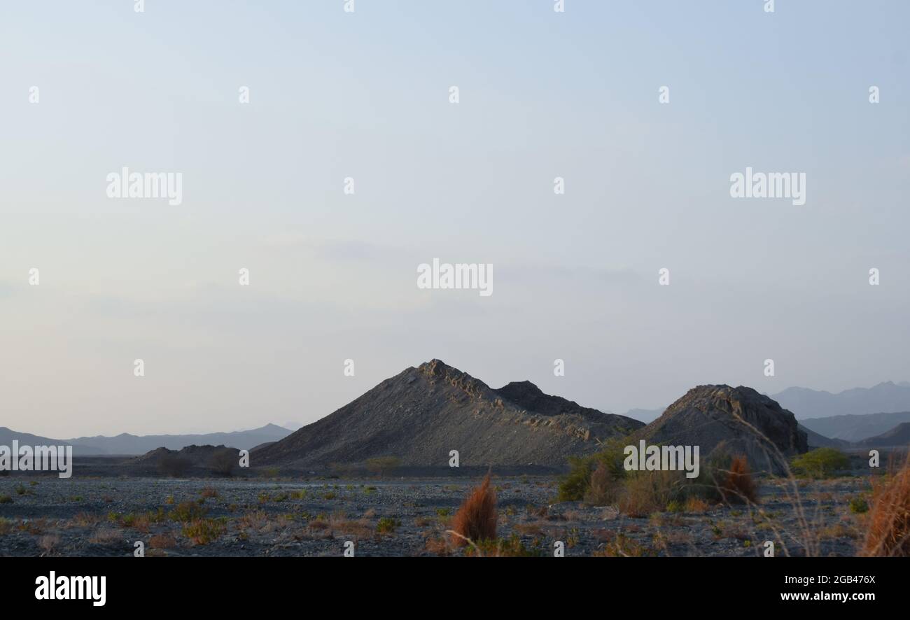 Bunte Himmel Landschaft Blick im Freien auf Berge Bäume Sträucher Abend. Frühling Saison Natur Landschaft Reise Umwelt Stockfoto