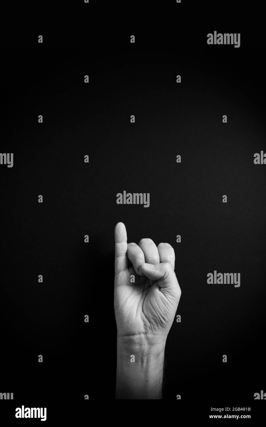 Dramatisches Schwarzweiß-Bild der männlichen Hand, das den ASL-amerikanischen Zeichennischbrief I mit leerem Kopierraum für Redakteure zeigt Stockfoto