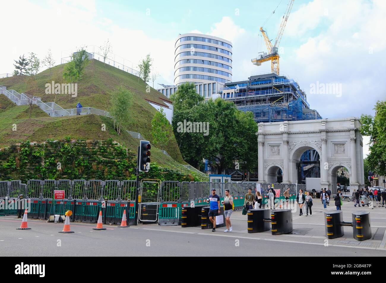 Der Marble Arch Mound, ein 25 m weiter künstlicher Hügel, der um Gerüste errichtet wurde, lädt im Sommer und darüber hinaus zum Westende zurück. Stockfoto