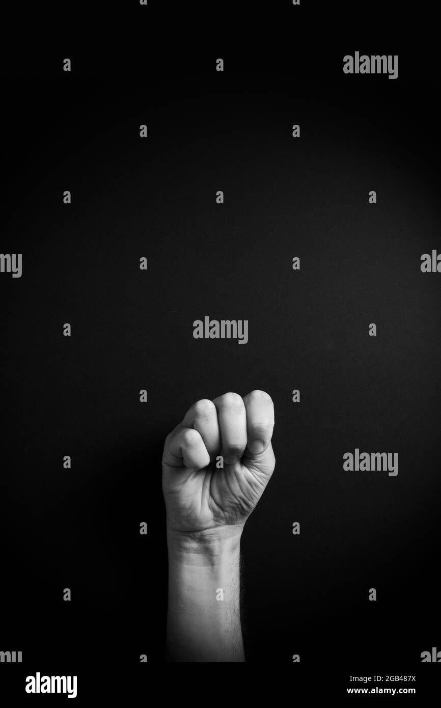 Dramatisches Schwarzweiß-Bild einer männlichen Hand, das den ASL-amerikanischen Zeichennuchenbuchstaben M mit leerem Kopieplatz für Redakteure zeigt Stockfoto