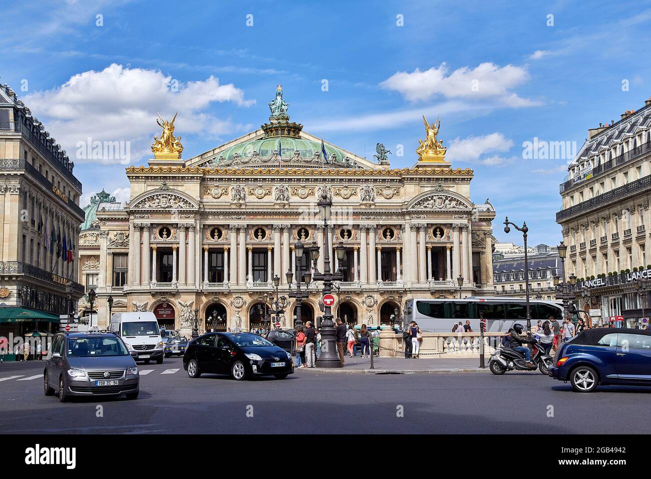 Blick auf den Place de l'Opera und die Opéra de Paris. Die Grand Opera (Garnier Palace) ist ein berühmtes neobarockes Gebäude in Paris. - Europa Stockfoto