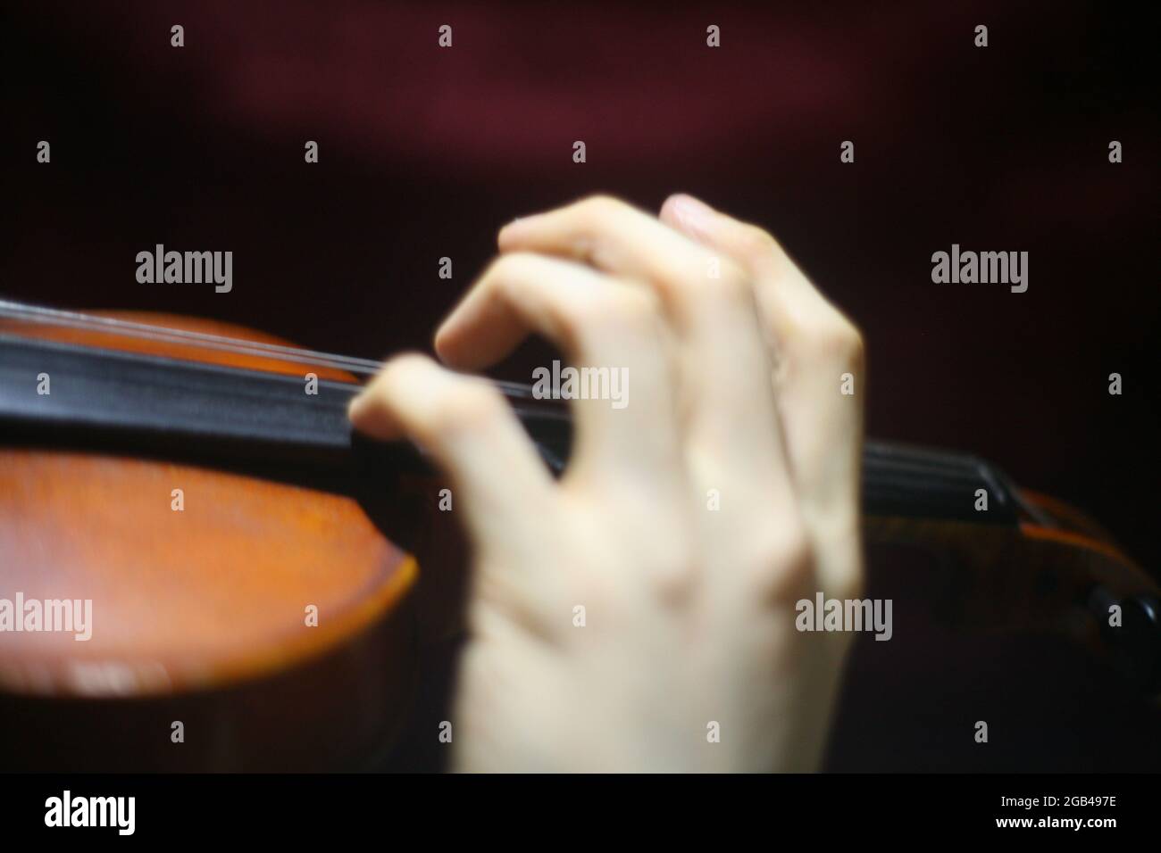 Hand des Geigers Stockfoto