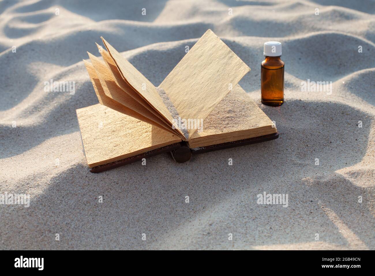 Öffnen Sie ein Vintage-Buch mit Muscheln auf dem Sand. Flasche auf Sand,  Platz für Text, leeres Papier. Speicherplatz kopieren Stockfotografie -  Alamy