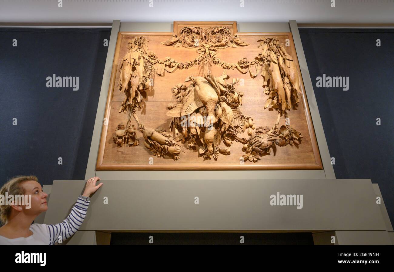 Bonhams, London, Großbritannien. 2. August 2021. Bonhams veranstaltet die Lancierung von Grinling Gibbons 300, einem einjährigen landesweiten Festival, das unter der Schirmherrschaft von HRH, dem Prinzen von Wales, stattfindet und den hundertsten Todestag von Großbritanniens feinstem Holzschnitzer feiert. Das Festival startet am 3. August – dem Todestag von Gibbons – mit einer nationalen Ausstellung „Centuries in the Making“ in der Bonhams New Bond Street. Die Ausstellung läuft bis zum 27. August. Quelle: Malcolm Park/Alamy Live News. Stockfoto