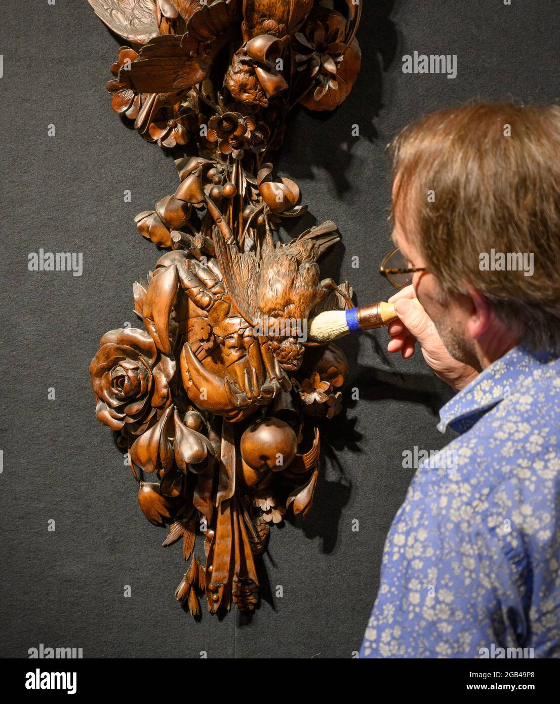 Bonhams, London, Großbritannien. 2. August 2021. Bonhams veranstaltet die Lancierung von Grinling Gibbons 300, einem einjährigen landesweiten Festival, das unter der Schirmherrschaft von HRH, dem Prinzen von Wales, stattfindet und den hundertsten Todestag von Großbritanniens feinstem Holzschnitzer feiert. Das Festival startet am 3. August – dem Todestag von Gibbons – mit einer nationalen Ausstellung „Centuries in the Making“ in der Bonhams New Bond Street. Die Ausstellung läuft bis zum 27. August. Quelle: Malcolm Park/Alamy Live News. Stockfoto