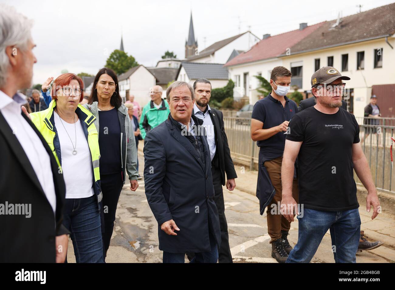 02. August 2021, Nordrhein-Westfalen, Swisttal: Armin Laschet (M, CDU), Ministerpräsident von Nordrhein-Westfalen, geht durch den Landkreis Odendorf und sieht zerstörte Häuser im Kreis Rhein-Sieg. Der CDU-Kanzlerkandidat besuchte am Montag, 02.08.2021, zwei von der Flutkatastrophe schwer getroffenen Gemeinden. Foto: Oliver Berg/dpa Stockfoto