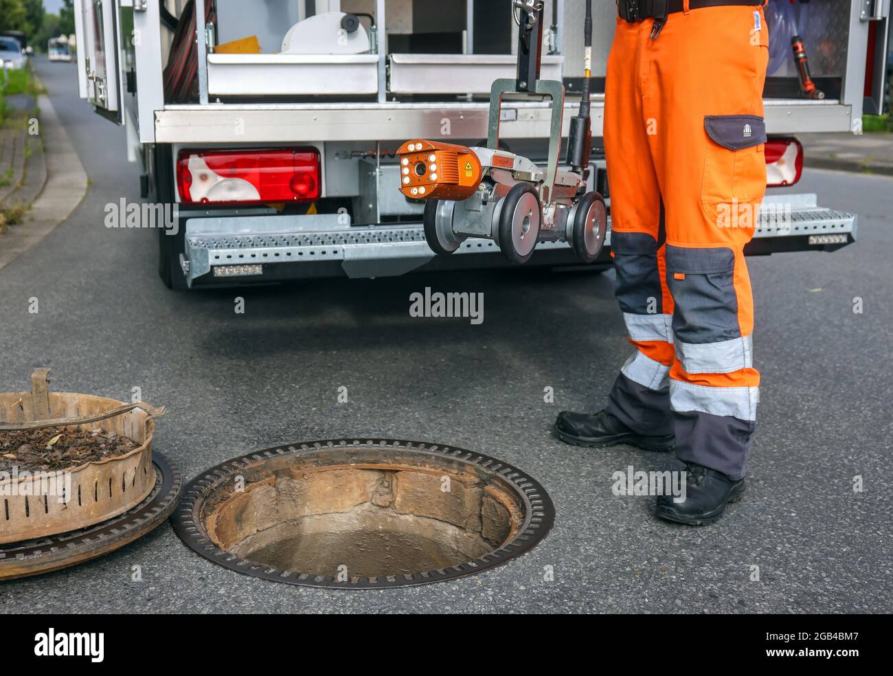 Hamm, Nordrhein-Westfalen, Deutschland - TV-Kanalinspektionsfahrzeug, Kanalinspektion per Kamera, Auszubildender, Spezialist für Rohr, Abwasser und Industrie Stockfoto