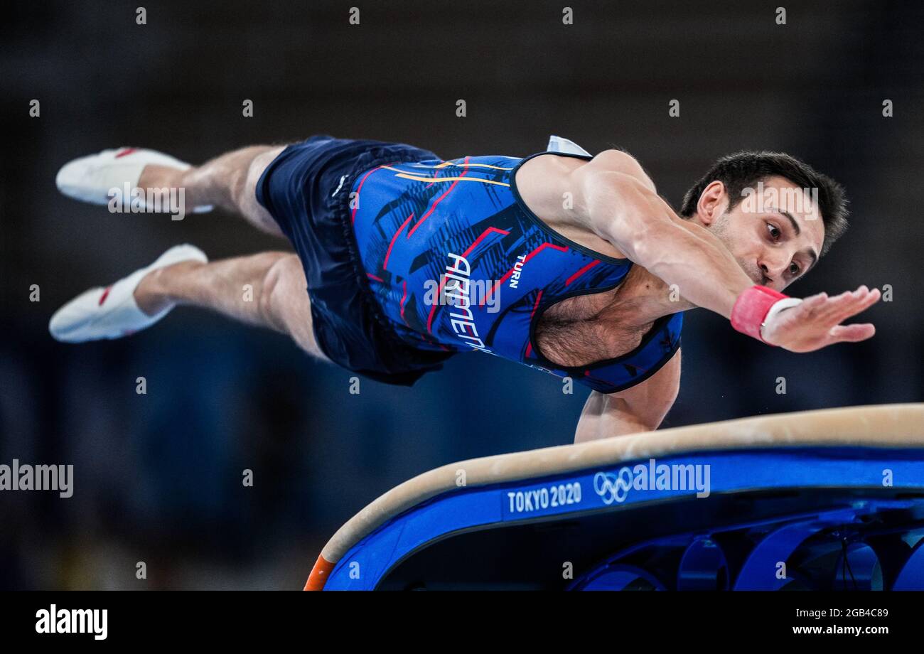 (210802) -- TOKIO, 2. August 2021 (Xinhua) -- Artur Dawtyan aus Armenien tritt beim Männerturnen-Finale der Olympischen Spiele 2020 in Tokio, Japan, am 2. August 2021 an. (Xinhua/Liu Dawei) Stockfoto