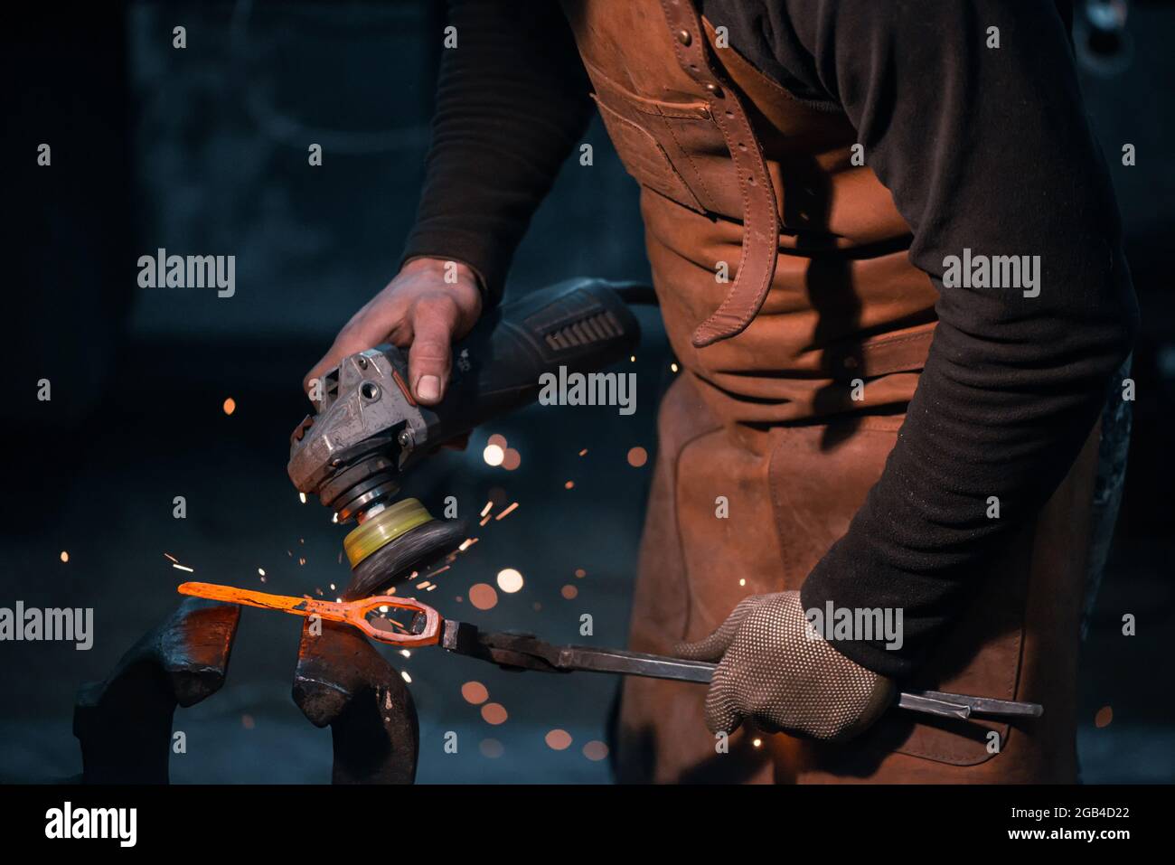 Schmied entfernt Kalk aus rotheißem Metall. Stockfoto