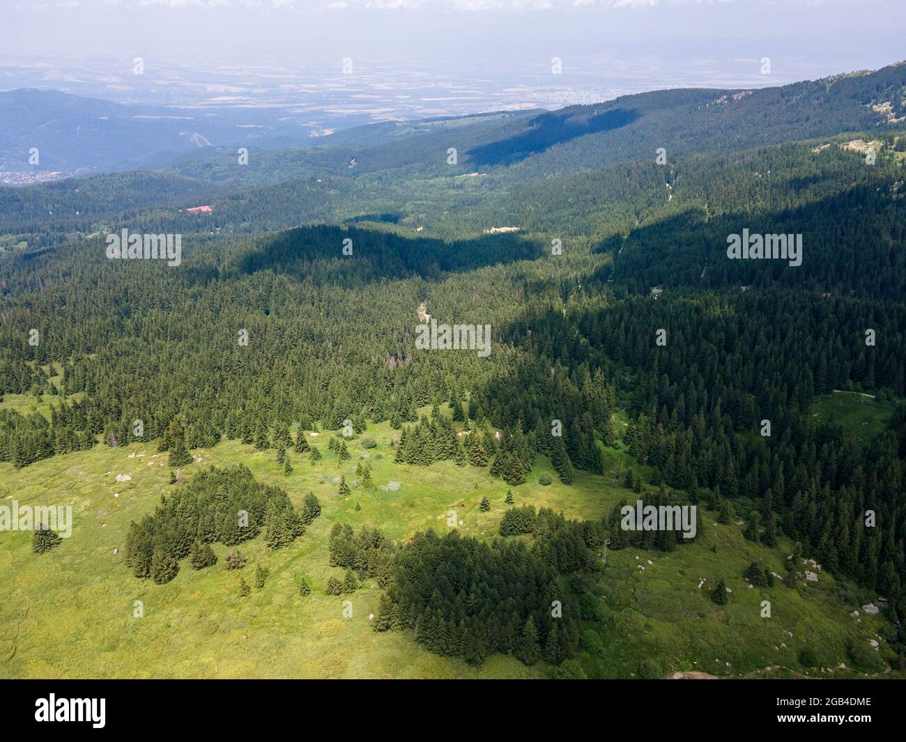 Luftaufnahme des Konyarnika-Gebietes am Vitosha-Berg, Region Sofia City, Bulgarien Stockfoto
