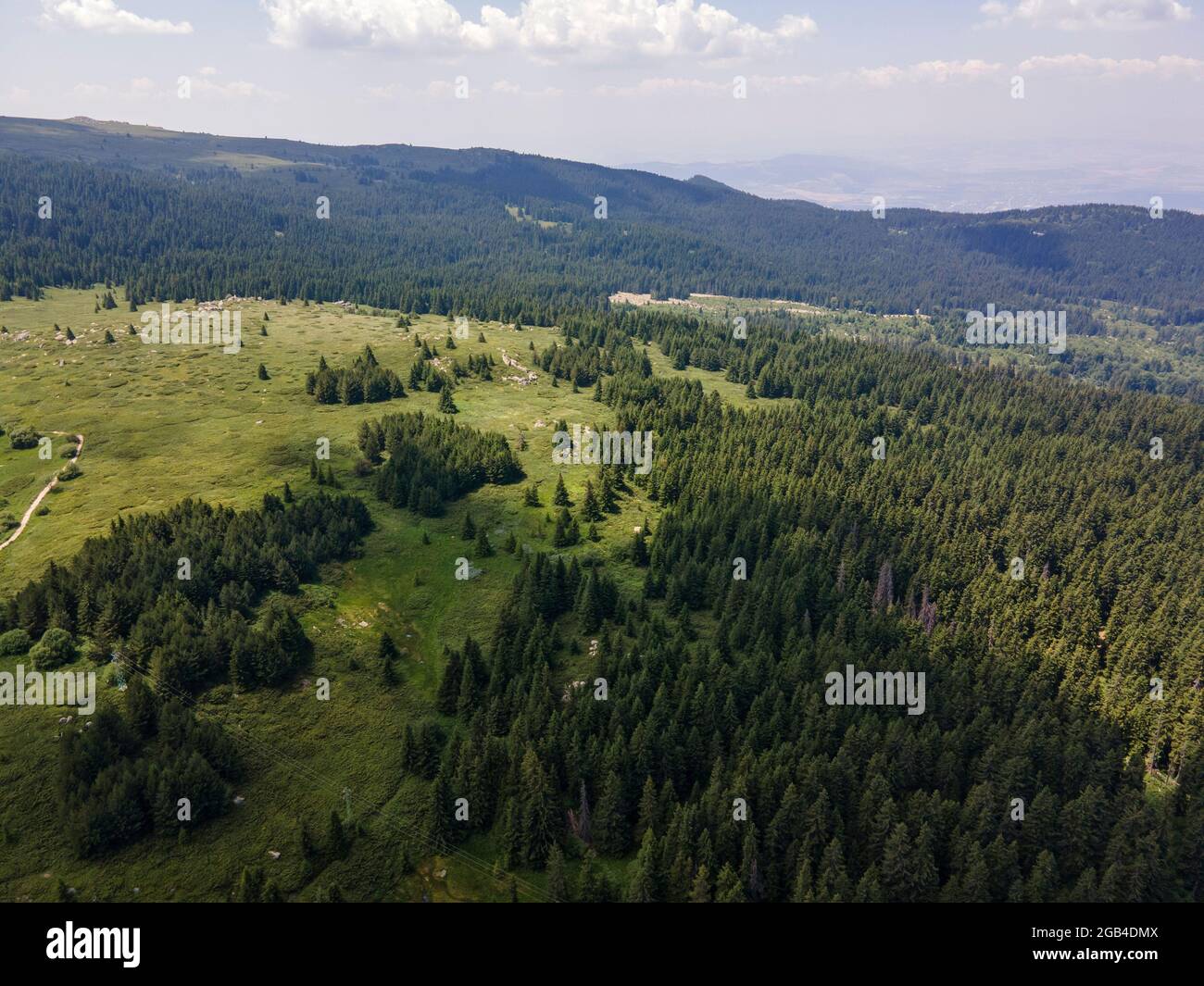 Luftaufnahme des Konyarnika-Gebietes am Vitosha-Berg, Region Sofia City, Bulgarien Stockfoto
