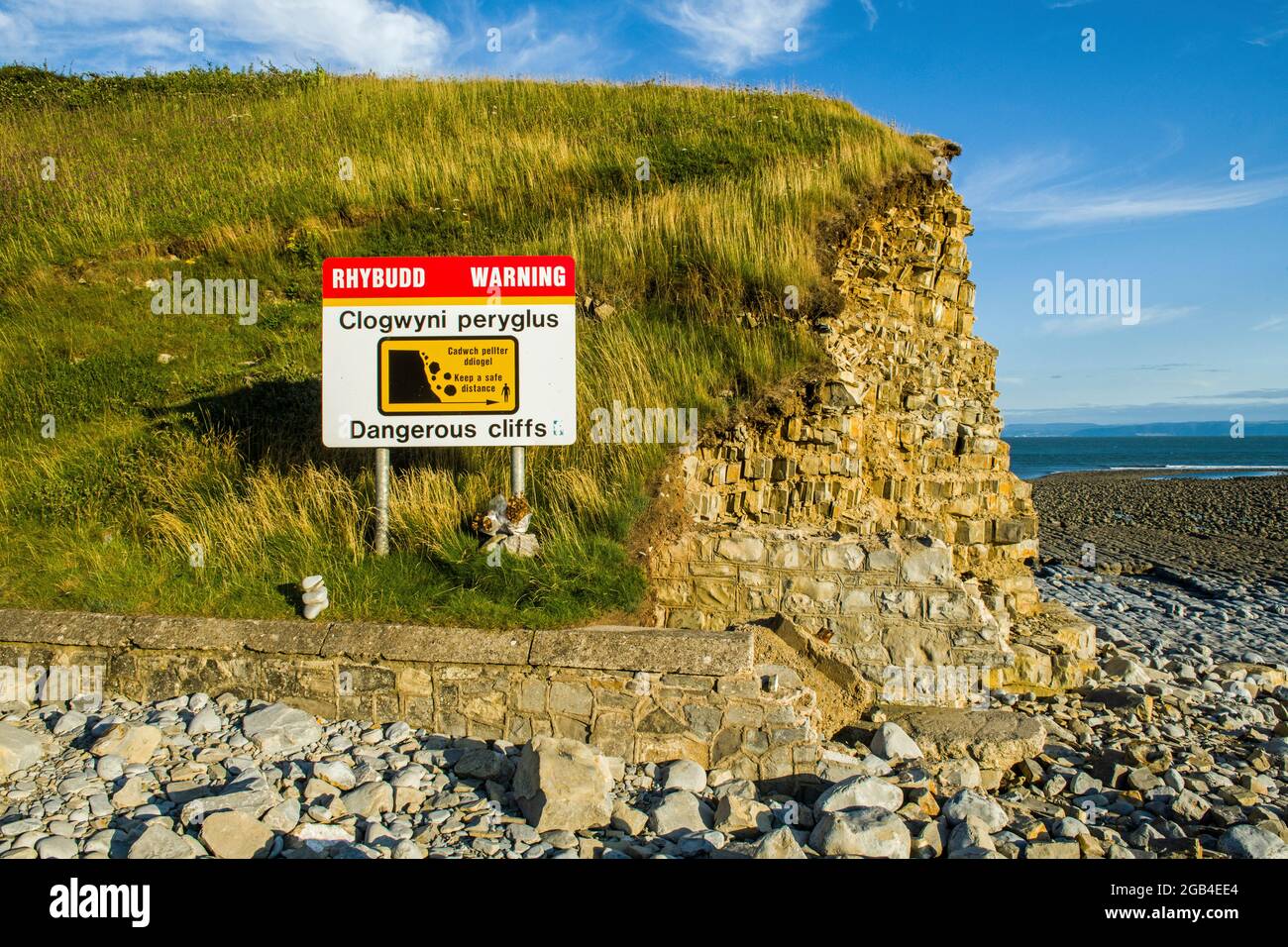 Llantwit Major Beach mit großer Botschaft „Dangerous Cliffs“ an der Glamorgan Heritage Coast, Südwales Stockfoto