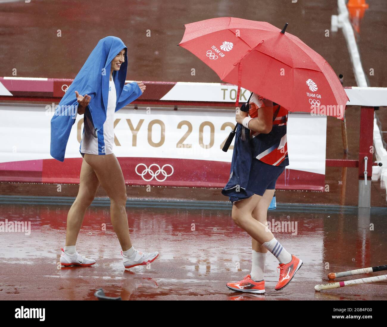 Tokio, Japan. August 2021. Die Athleten genießen einen Regenguss im Olympiastadion während der Olympischen Sommerspiele 2020 in Tokio, Japan, am Montag, den 2. August 2021. Foto von Tasos Katopodis/UPI Credit: UPI/Alamy Live News Stockfoto