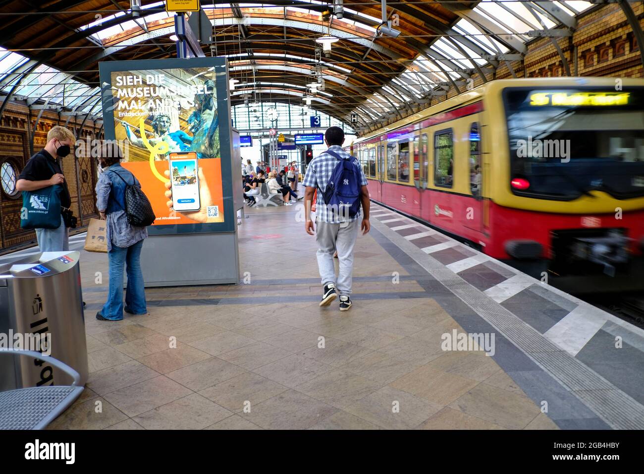 DEU, Deutschland, Berlin, 20.07.2021: Einfahrender S-Bahn-Zug am Bahnsteig des Bahnhofs Hackescher Markt in Berlin Mitte im Sommer Stockfoto