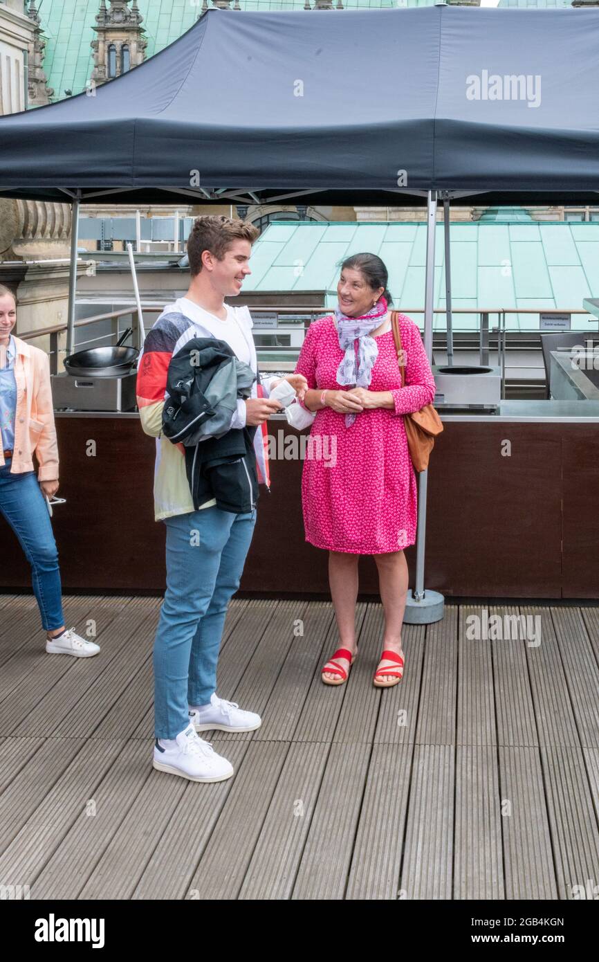 Torben Johannesen, Team Deutschland-Achter Rudern, Silbermedaille und Mutter Doris, Handeslkammer Hamburg, Adolphsplatz 1, Dachterrasse, Team Hamburg Stockfoto