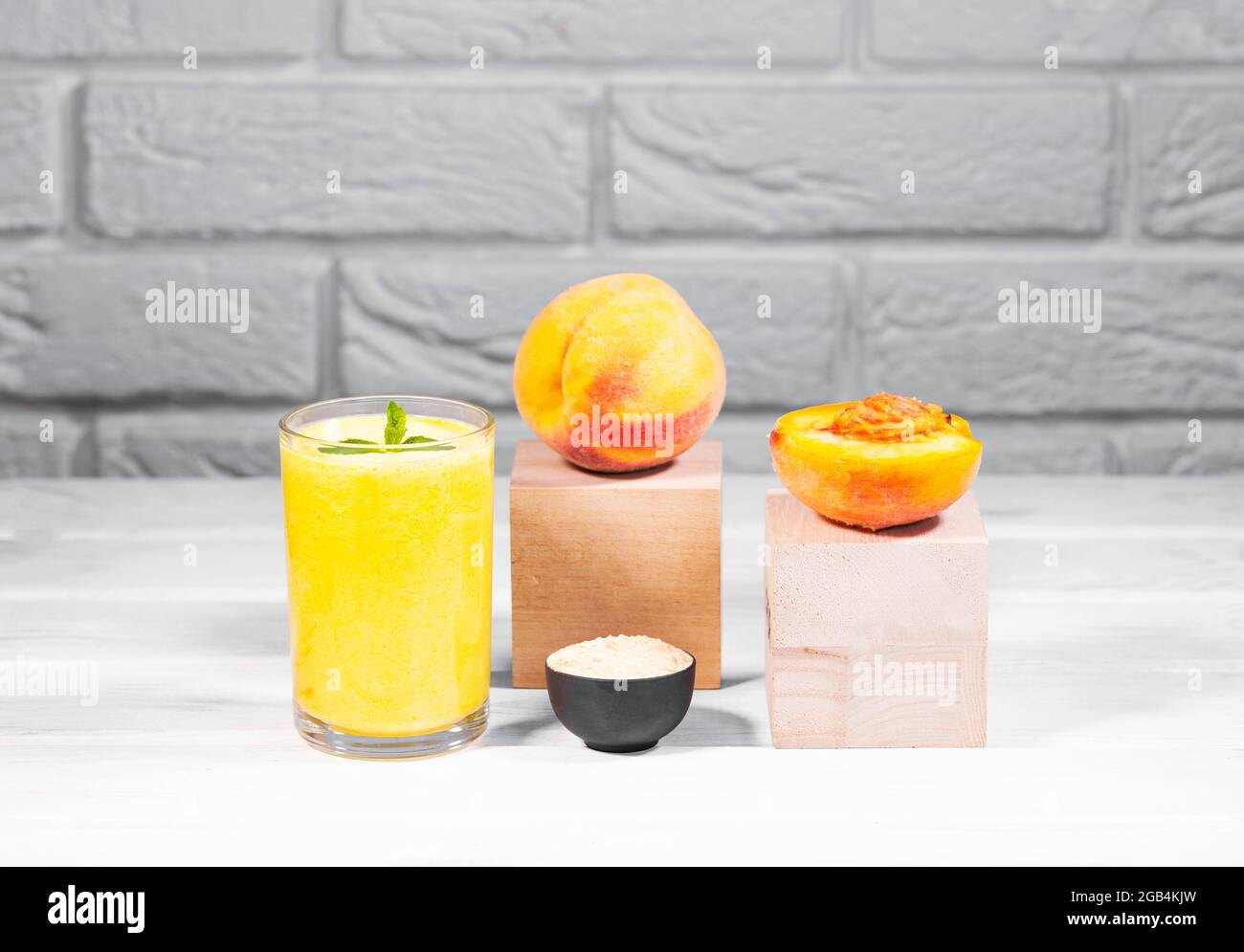 Stillleben mit Frucht-Smoothie, Pfirsich- und Chiasamen auf weißem Backstein-Hintergrund, vertikaler Auflösung, gesunder Sommerdiät Stockfoto