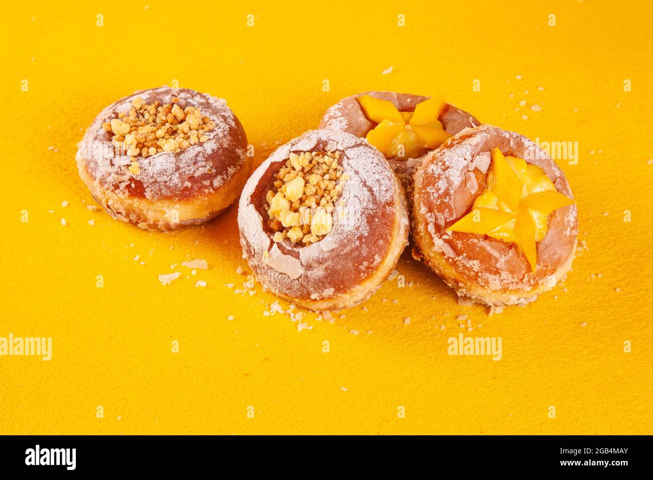 Saisonaler Pfirsich mit Fruchtgeschmack und handgemachter Mango-Brioche-Donut Stockfoto