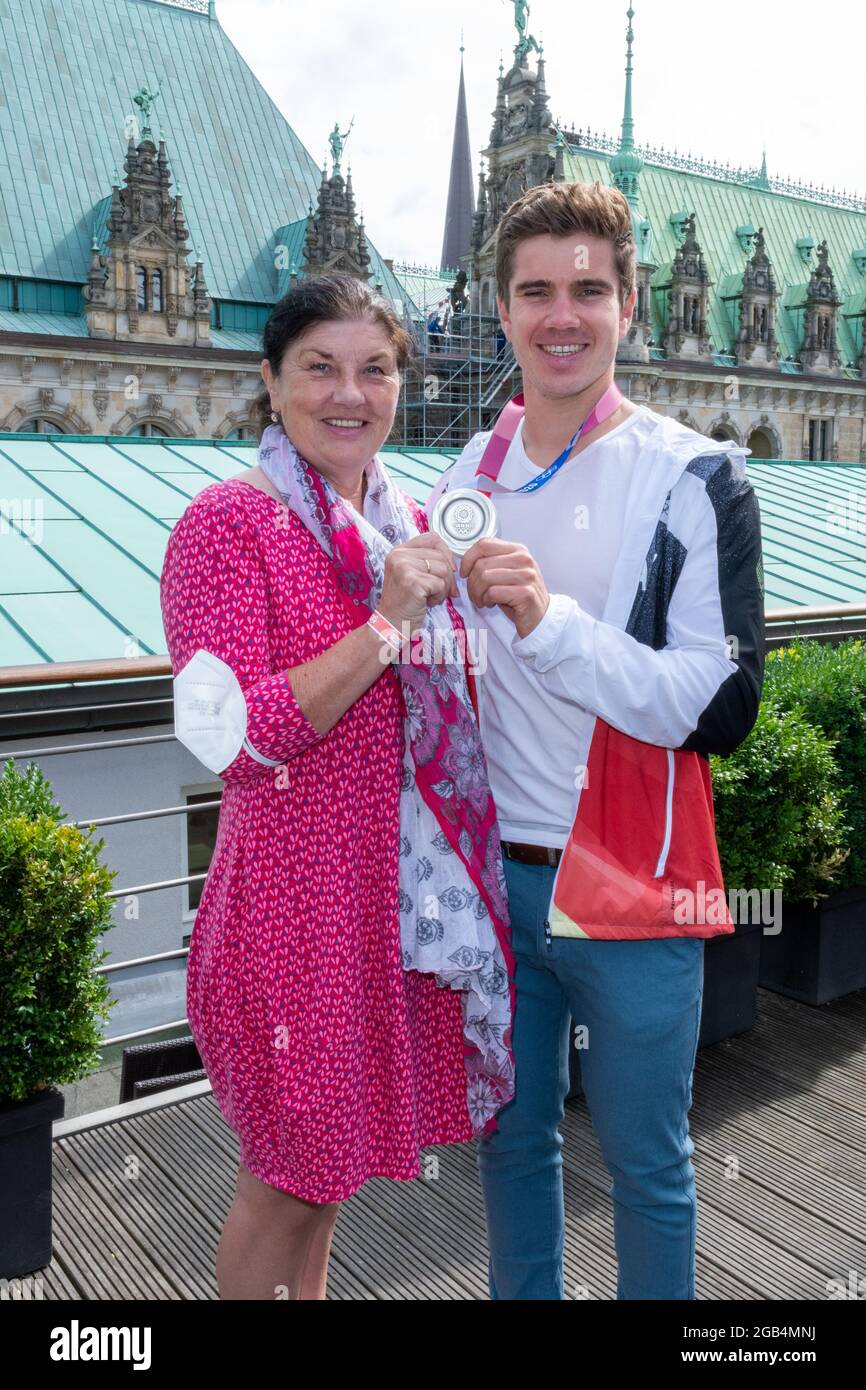 Mutter Doris und Torben Johannesen, Team Deutschland-Achter Rudern, Silbermedaille, Handeslkammer Hamburg, Adolphsplatz 1, Dachterrasse, Team Hamburg Stockfoto