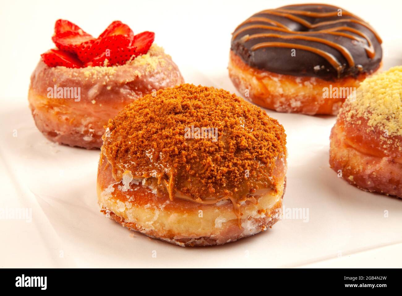 Brioche Donuts Gruppe Schuss mit Lotuskekse auf der Seite und Creme Füllung Stockfoto