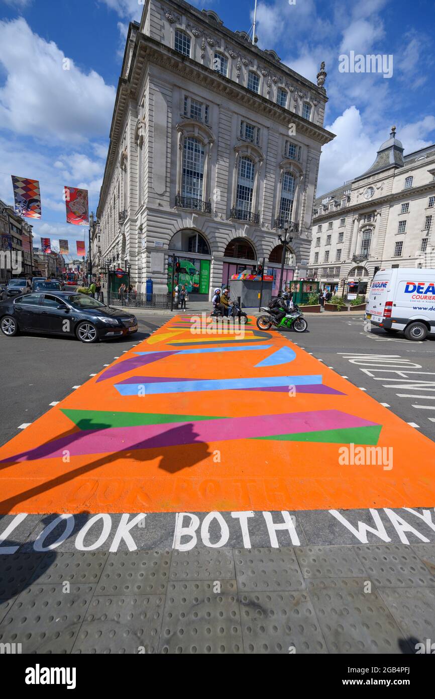 2. August 2021. London, Großbritannien. Farbenfrohe Fußgängerübergänge, Teil der Piccadilly Art Takeover, einer Partnerschaft zwischen der RA und der Art of London Stockfoto