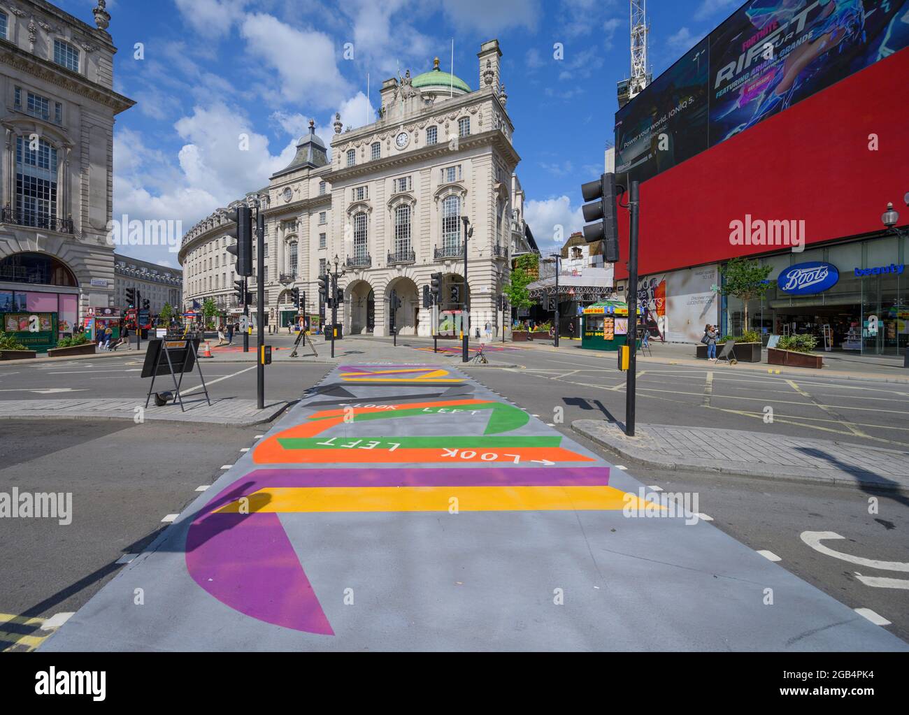 2. August 2021. London, Großbritannien. Farbenfrohe Fußgängerübergänge, Teil der Piccadilly Art Takeover, einer Partnerschaft zwischen der RA und der Art of London Stockfoto
