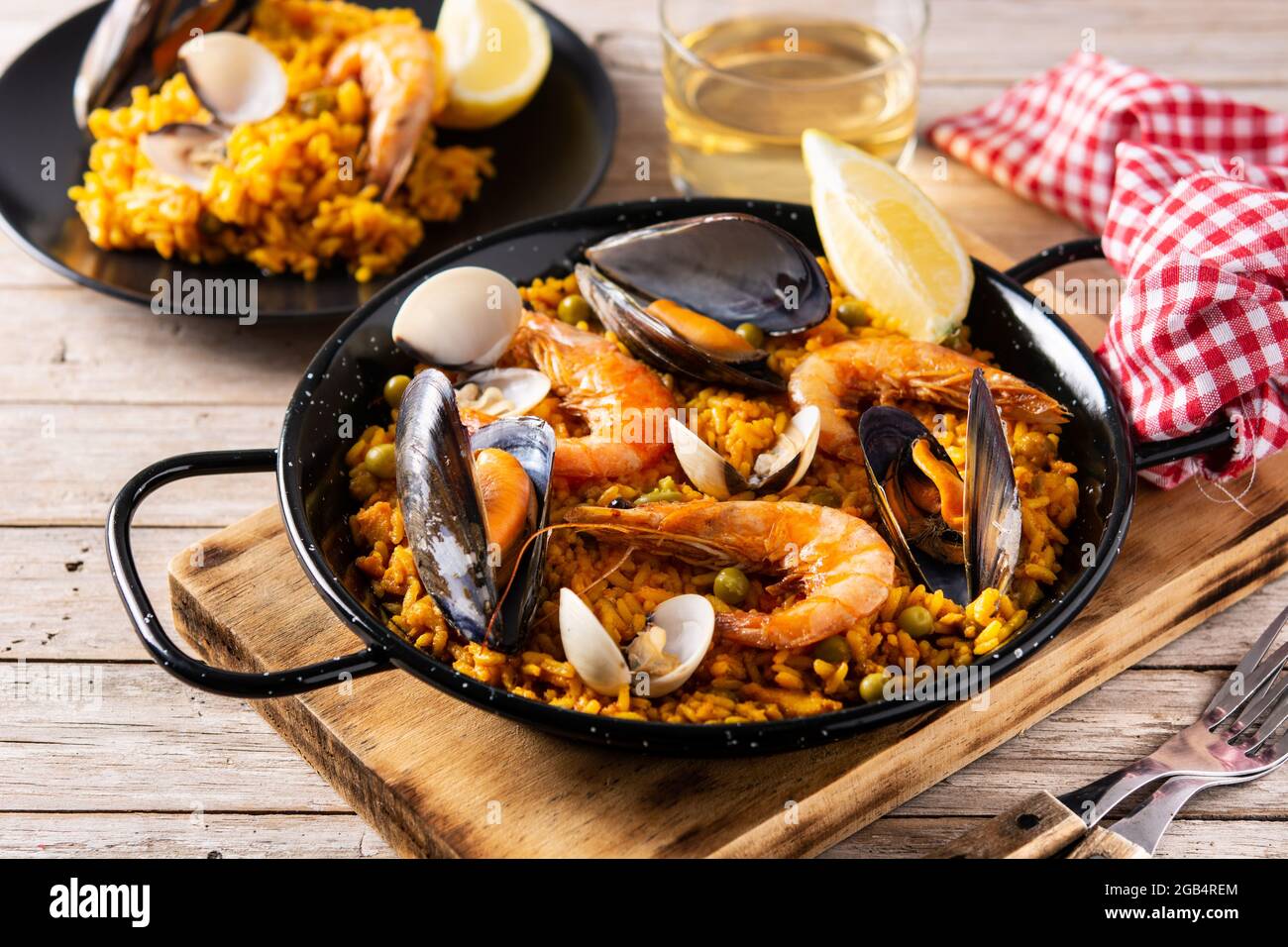 Traditionelle spanische Paella mit Meeresfrüchten auf einem Holztisch Stockfoto