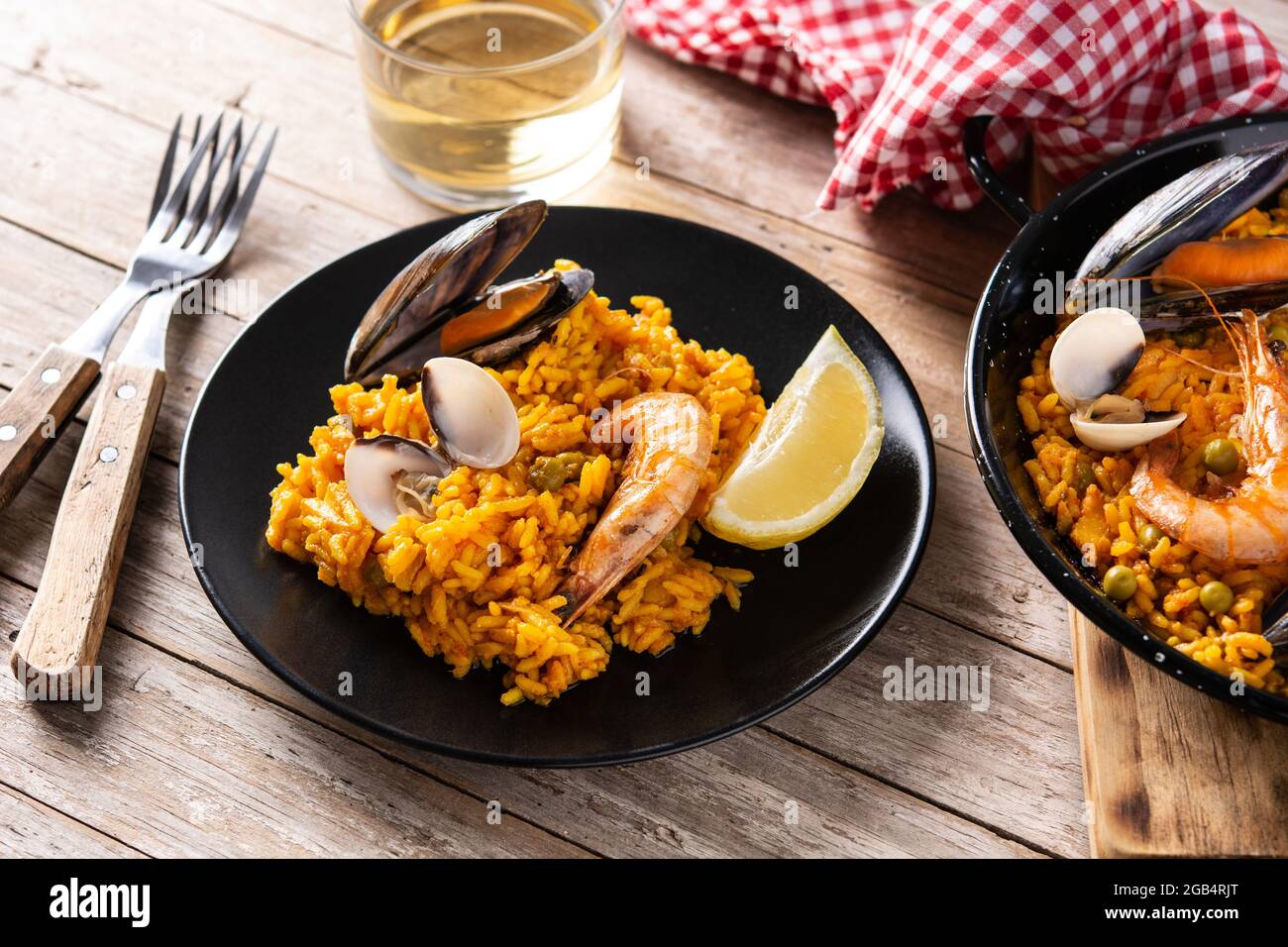 Traditionelle spanische Paella mit Meeresfrüchten auf einem Holztisch Stockfoto