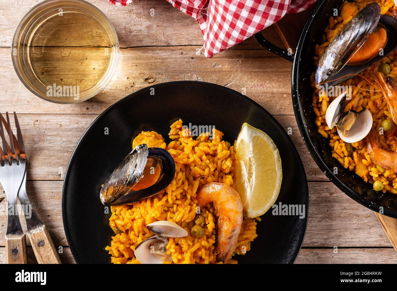 Traditionelle spanische Paella mit Meeresfrüchten auf einem Holztisch Stockfoto