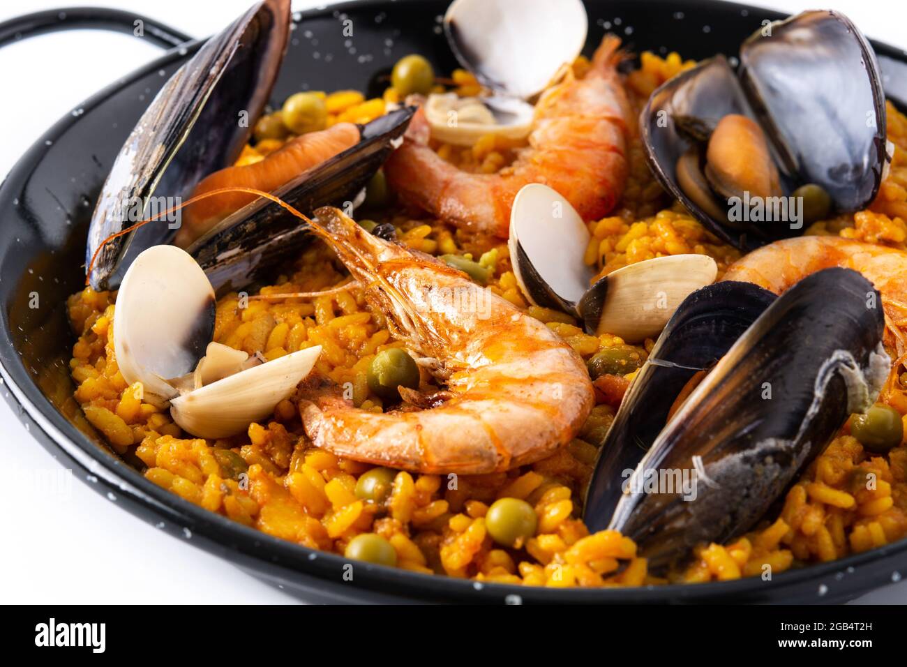 Traditionelle spanische Paella mit Meeresfrüchten isoliert auf weißem Hintergrund Stockfoto