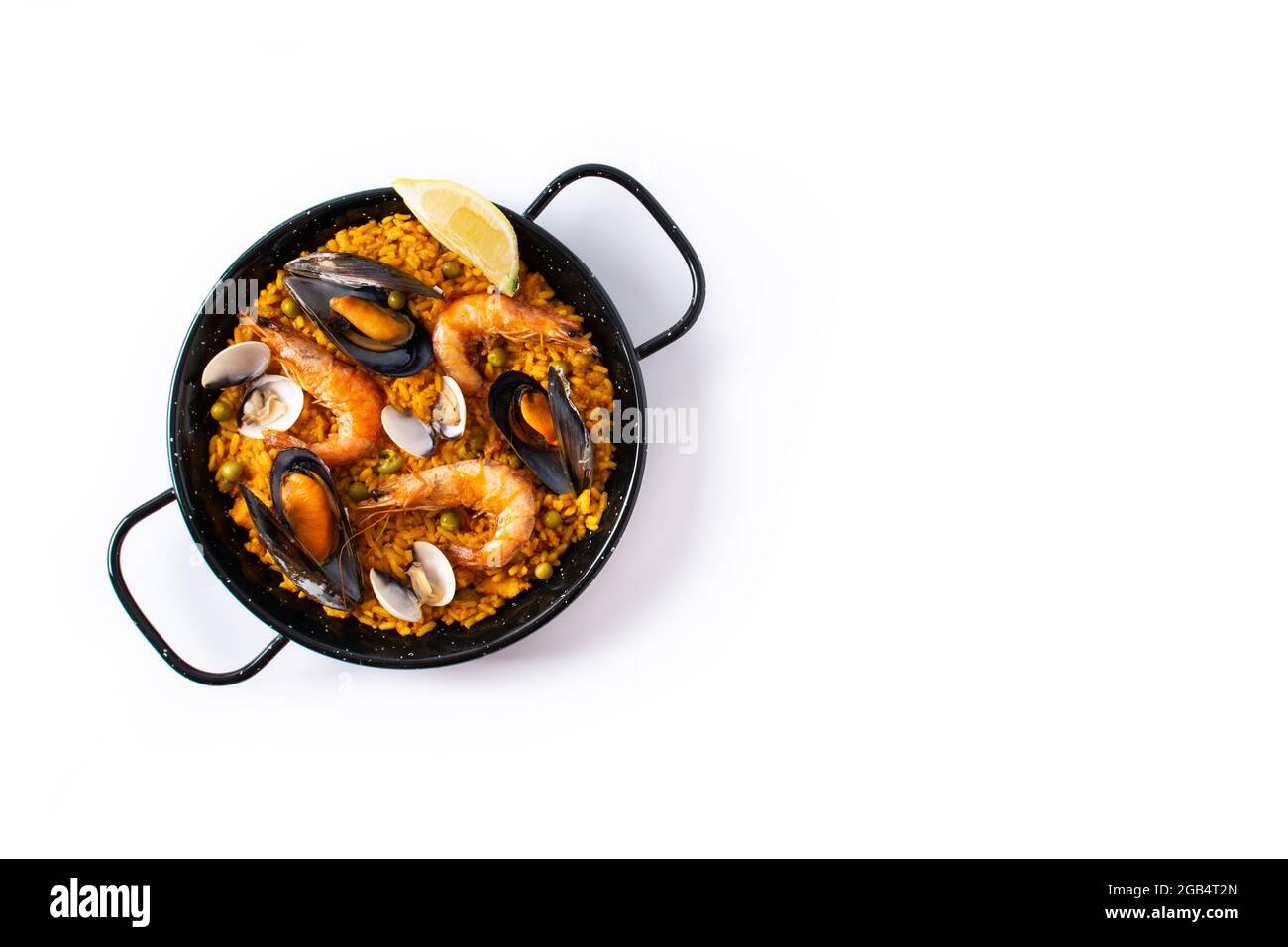Traditionelle spanische Paella mit Meeresfrüchten isoliert auf weißem Hintergrund Stockfoto