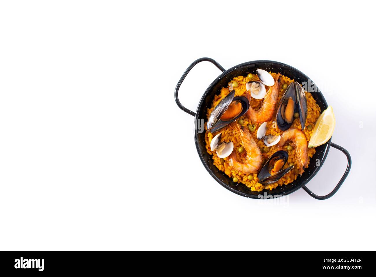 Traditionelle spanische Paella mit Meeresfrüchten isoliert auf weißem Hintergrund Stockfoto