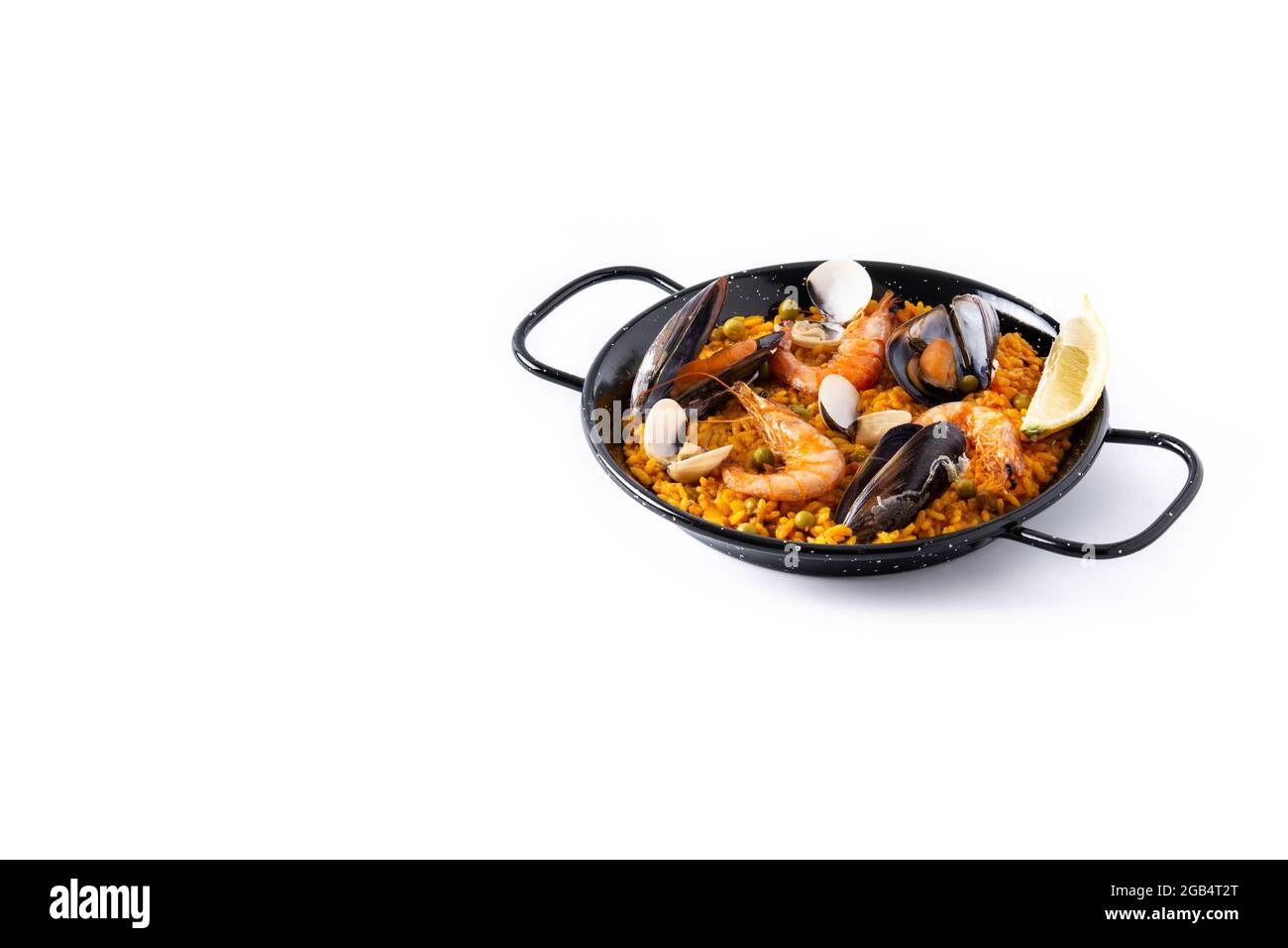 Traditionelle spanische Paella mit Meeresfrüchten isoliert auf weißem Hintergrund Stockfoto