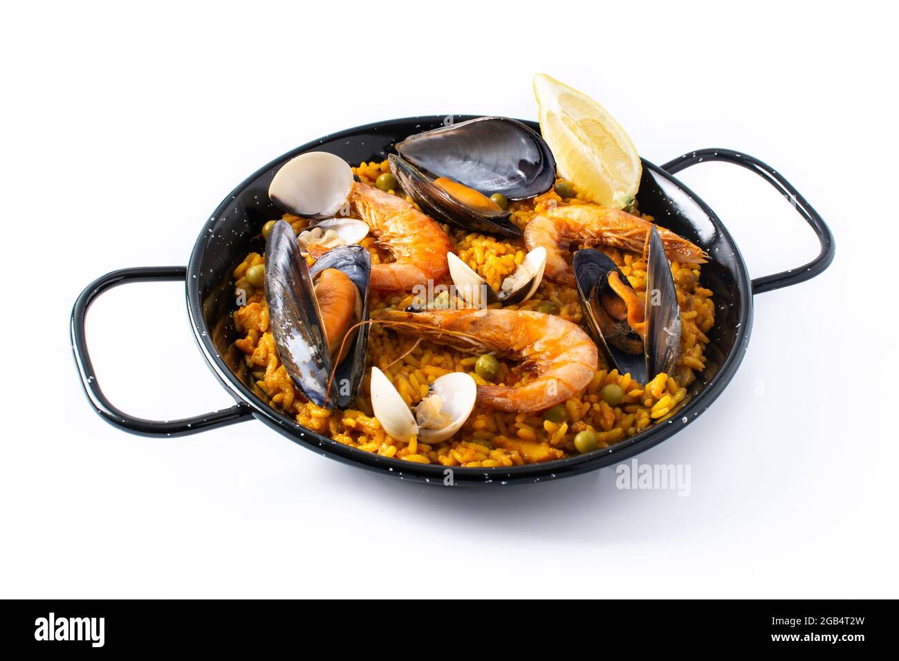 Traditionelle spanische Paella mit Meeresfrüchten isoliert auf weißem Hintergrund Stockfoto