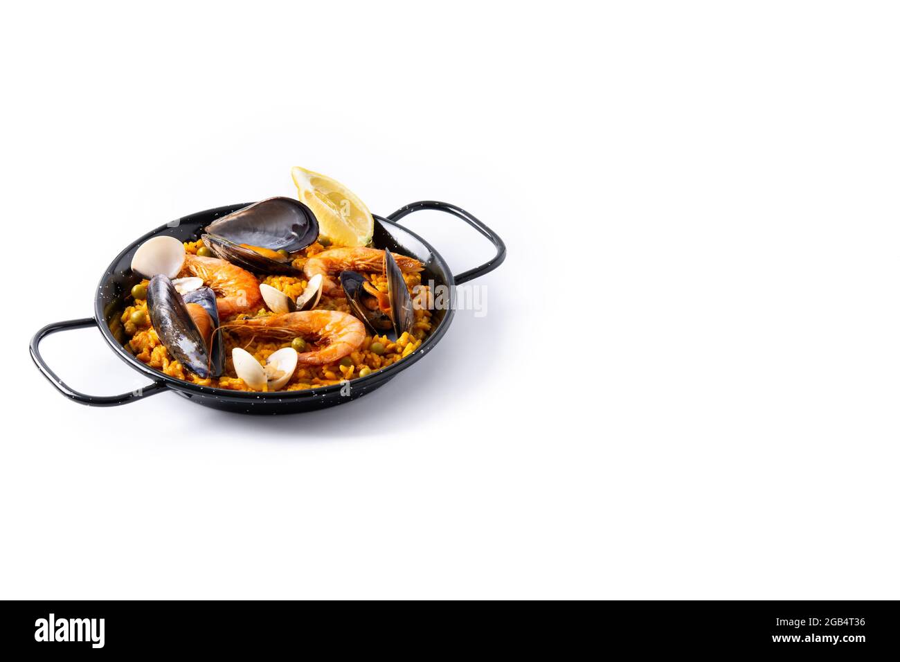 Traditionelle spanische Paella mit Meeresfrüchten isoliert auf weißem Hintergrund Stockfoto