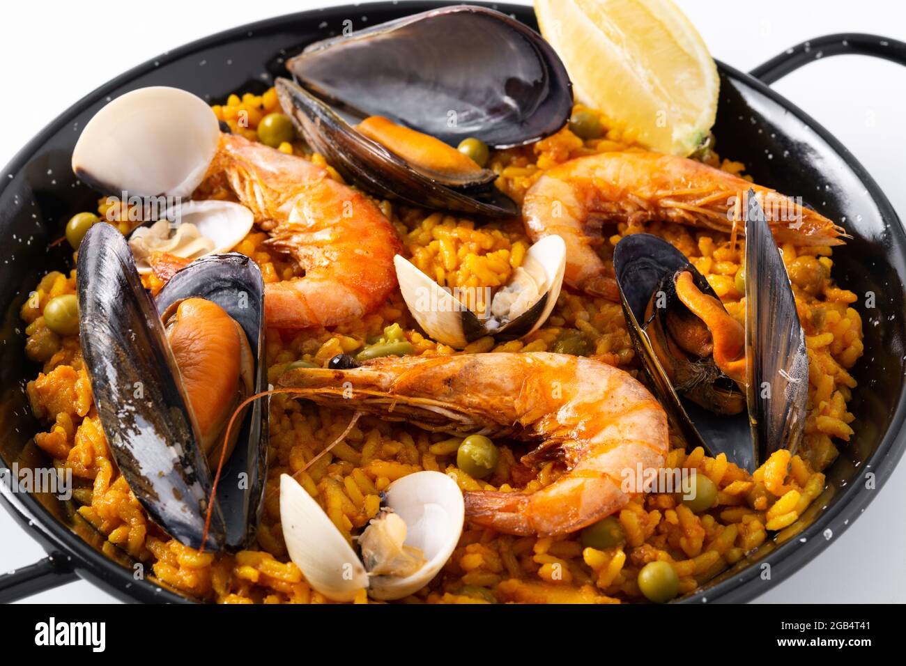 Traditionelle spanische Paella mit Meeresfrüchten isoliert auf weißem Hintergrund Stockfoto