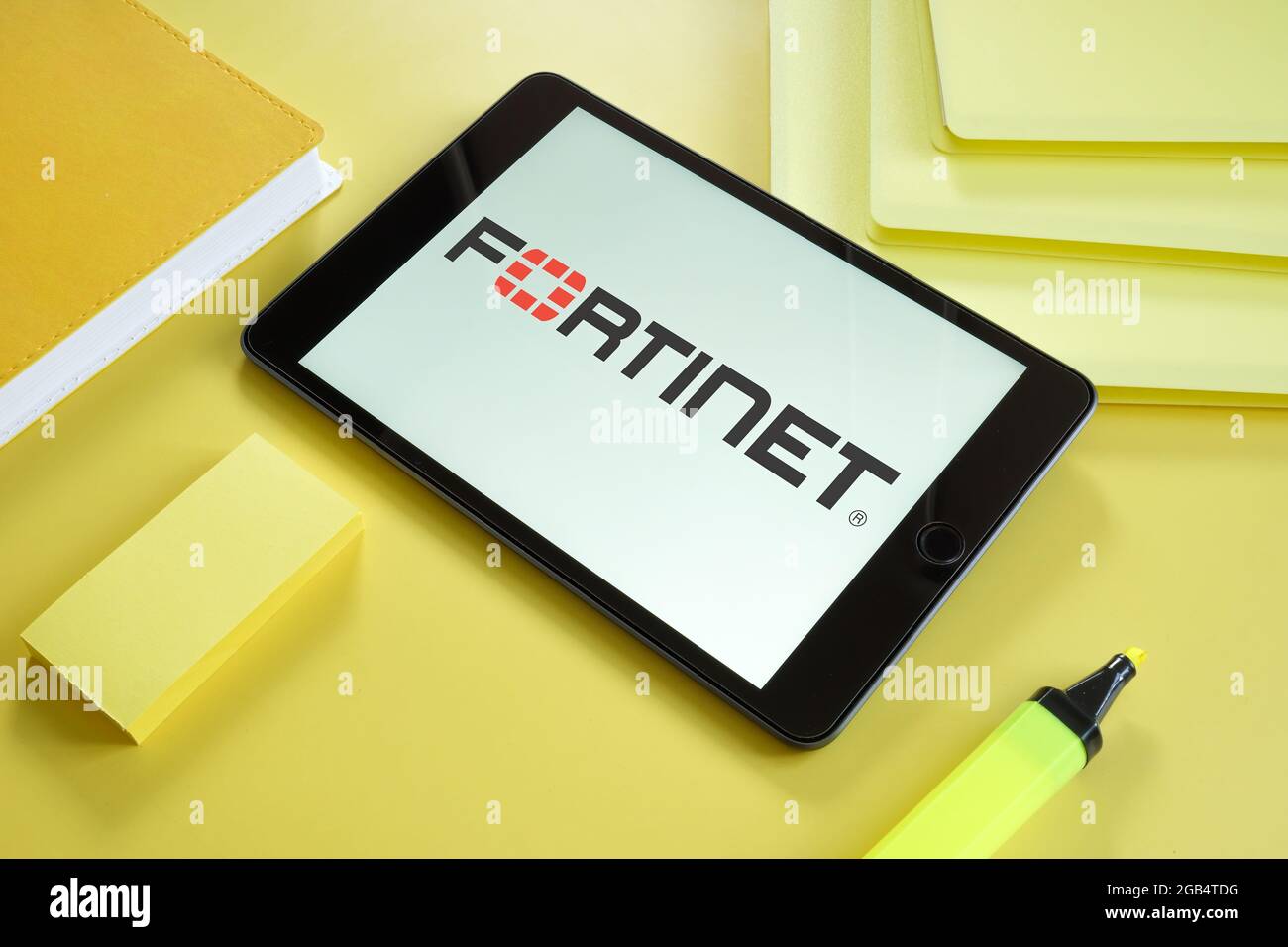 KIEW, UKRAINE - 30. Juni 2021. Fortinet-Logo auf dem Smartphone. Stockfoto